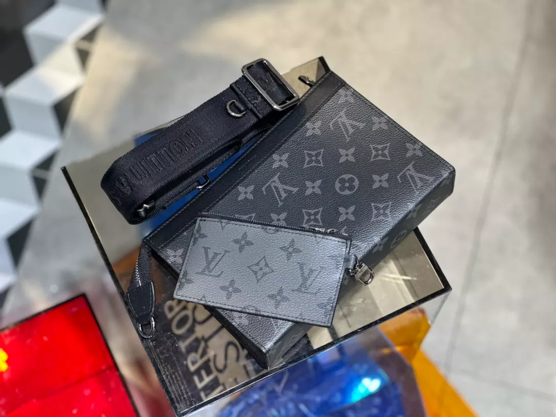 LOUIS VUITTON GASTON WEARABLE WALLET - RRG071