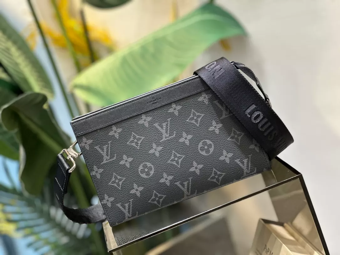 LOUIS VUITTON GASTON WEARABLE WALLET - RRG071