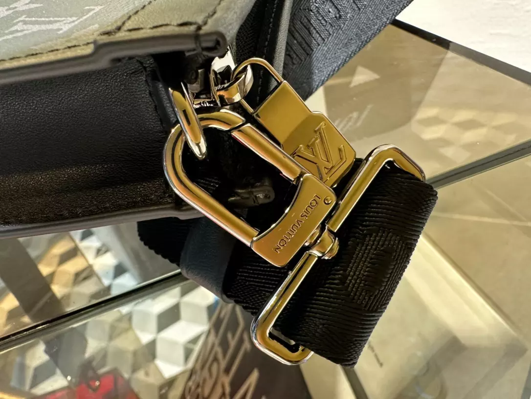 LOUIS VUITTON GASTON WEARABLE WALLET - RRG071