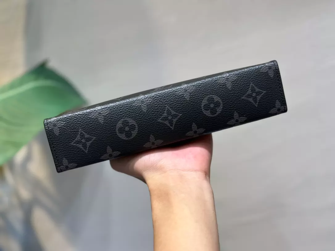 LOUIS VUITTON GASTON WEARABLE WALLET - RRG071