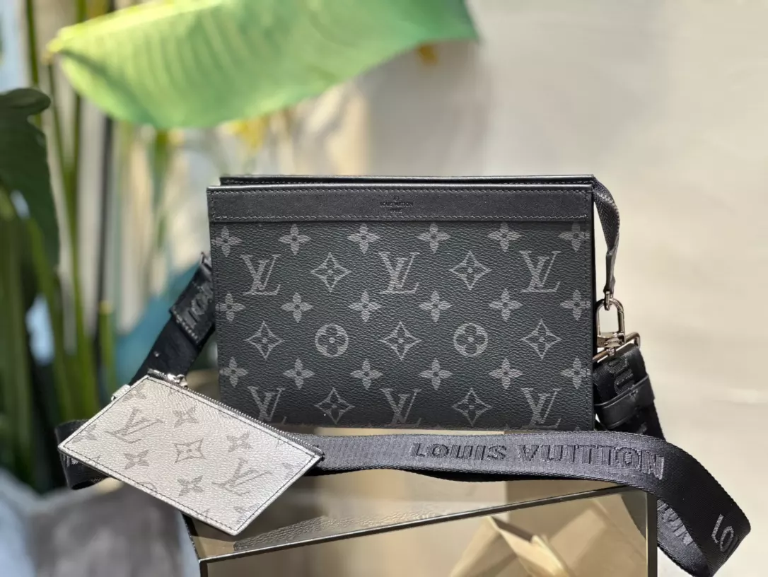 LOUIS VUITTON GASTON WEARABLE WALLET - RRG071