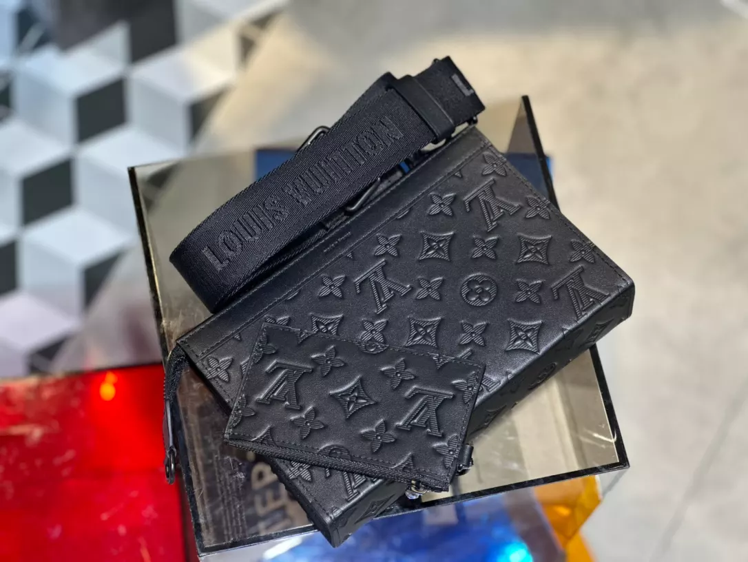 LOUIS VUITTON GASTON WEARABLE WALLET - RRG072