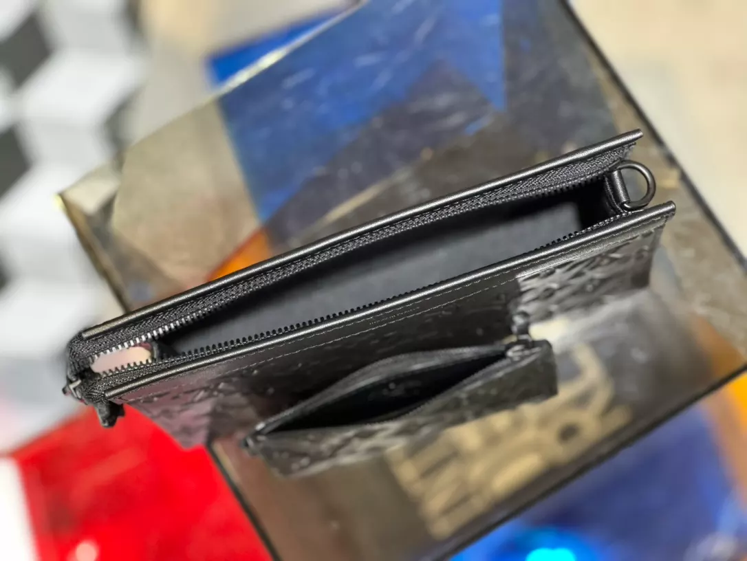 LOUIS VUITTON GASTON WEARABLE WALLET - RRG072