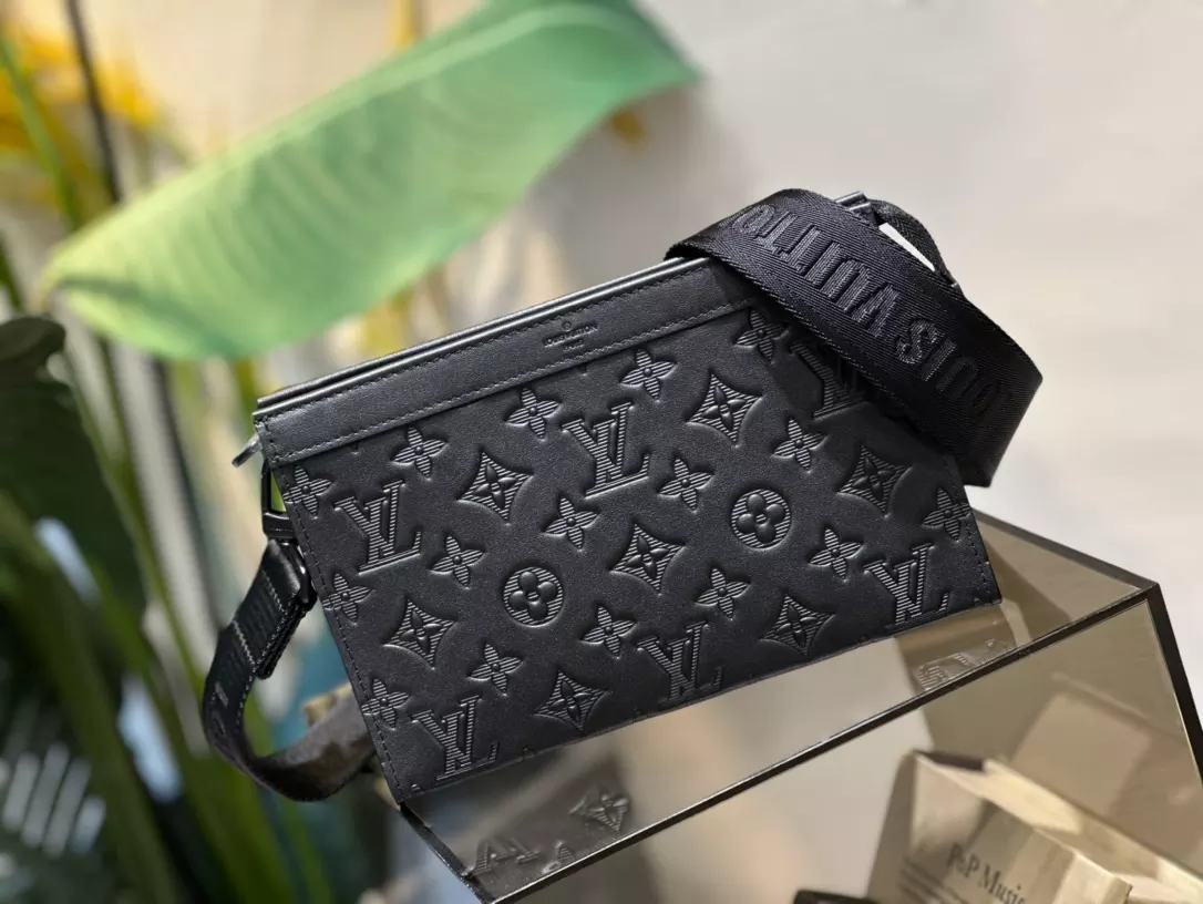 LOUIS VUITTON GASTON WEARABLE WALLET - RRG072