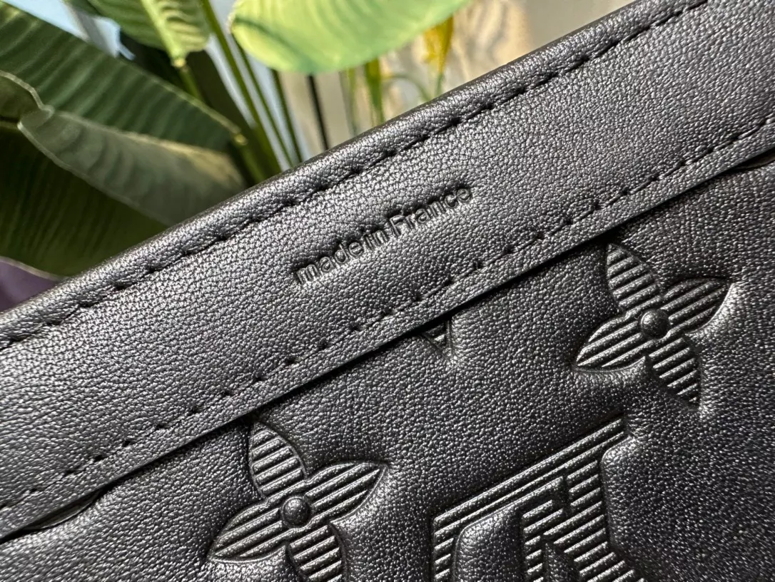 LOUIS VUITTON GASTON WEARABLE WALLET - RRG072