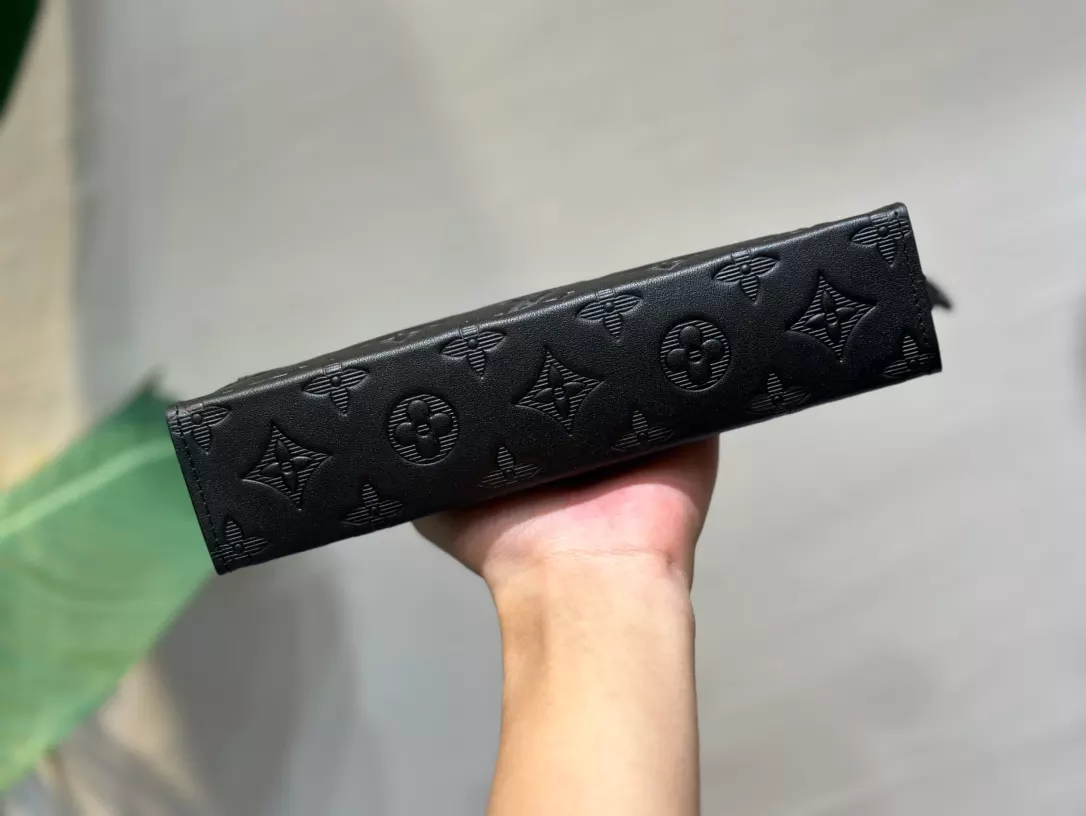 LOUIS VUITTON GASTON WEARABLE WALLET - RRG072