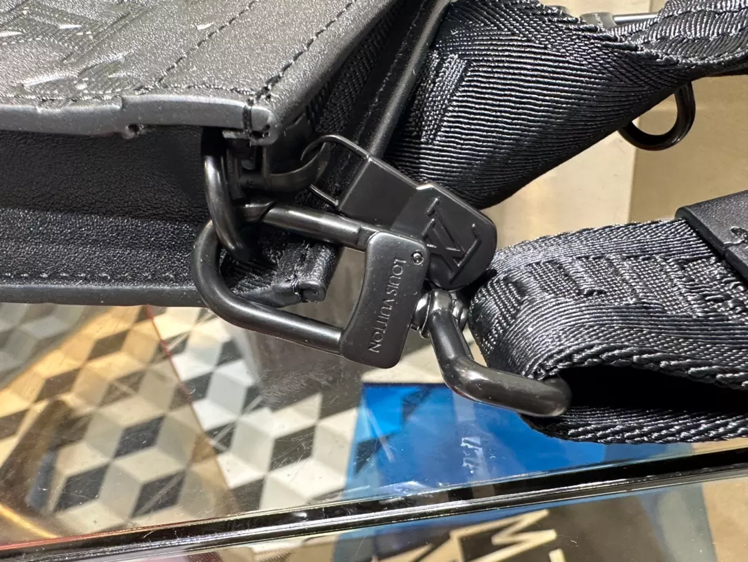 LOUIS VUITTON GASTON WEARABLE WALLET - RRG072