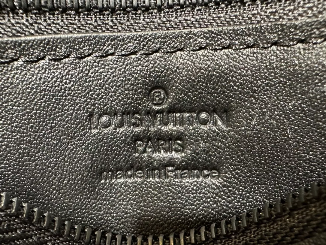 LOUIS VUITTON GASTON WEARABLE WALLET - RRG072