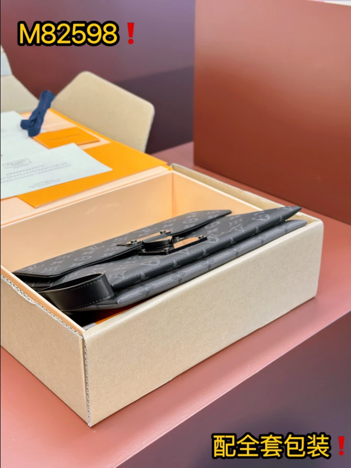 LOUIS VUITTON POCHETTE S-LOCK - LBV420