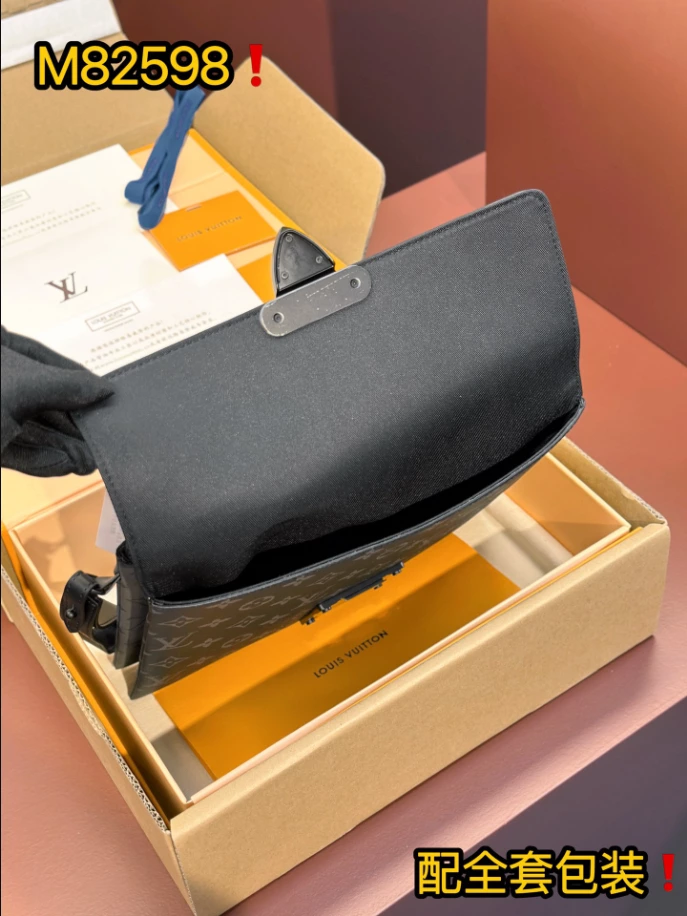 LOUIS VUITTON POCHETTE S-LOCK - LBV420