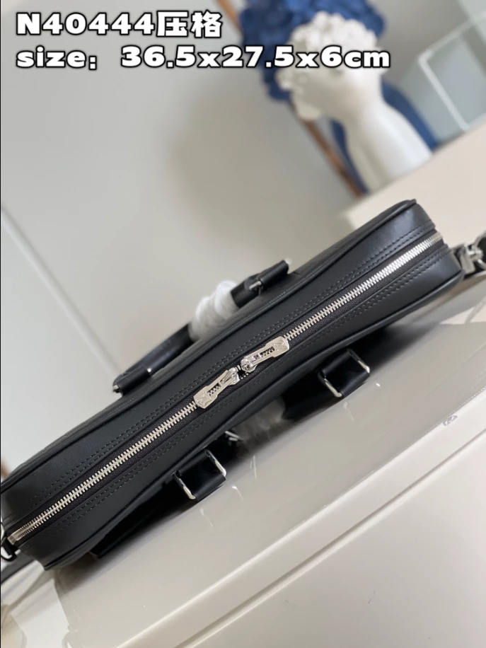 LOUIS VUITTON PORTE-DOCUMENTS VOYAGE PM - LBV397