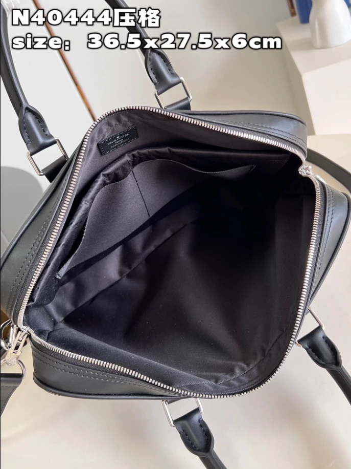 LOUIS VUITTON PORTE-DOCUMENTS VOYAGE PM - LBV397