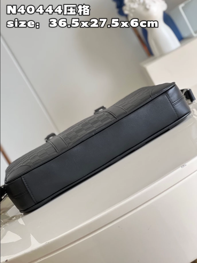 LOUIS VUITTON PORTE-DOCUMENTS VOYAGE PM - LBV397