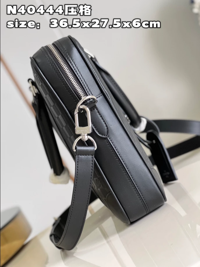 LOUIS VUITTON PORTE-DOCUMENTS VOYAGE PM - LBV397