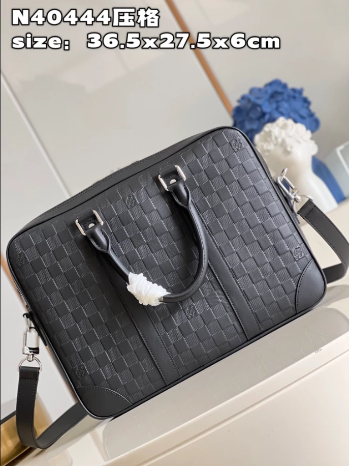 LOUIS VUITTON PORTE-DOCUMENTS VOYAGE PM - LBV397