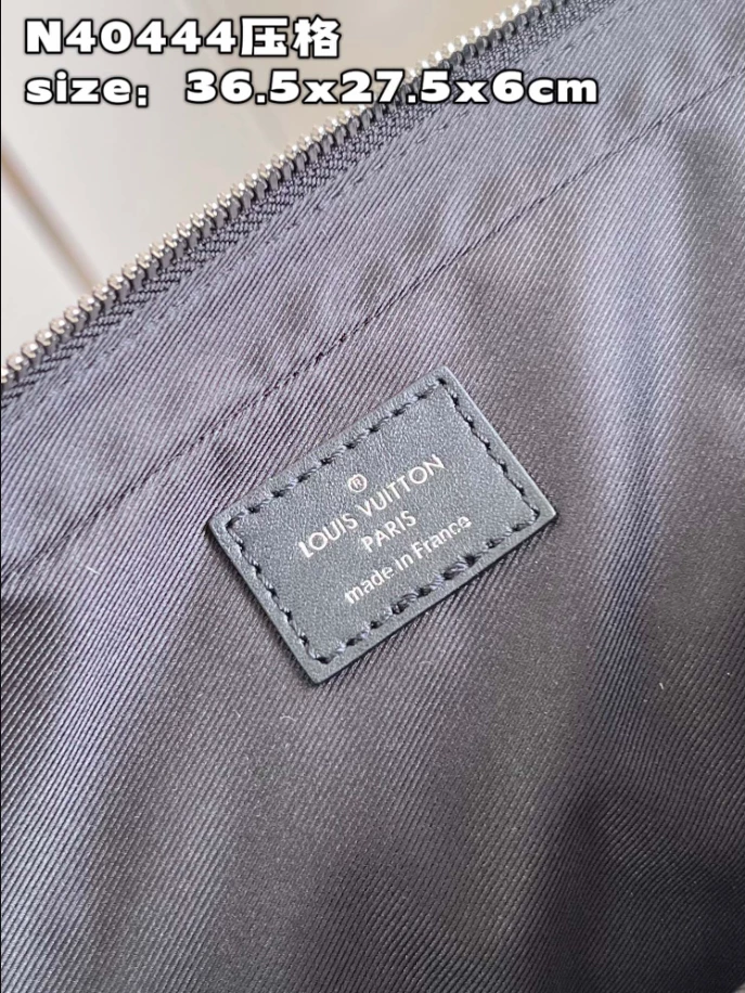 LOUIS VUITTON PORTE-DOCUMENTS VOYAGE PM - LBV397