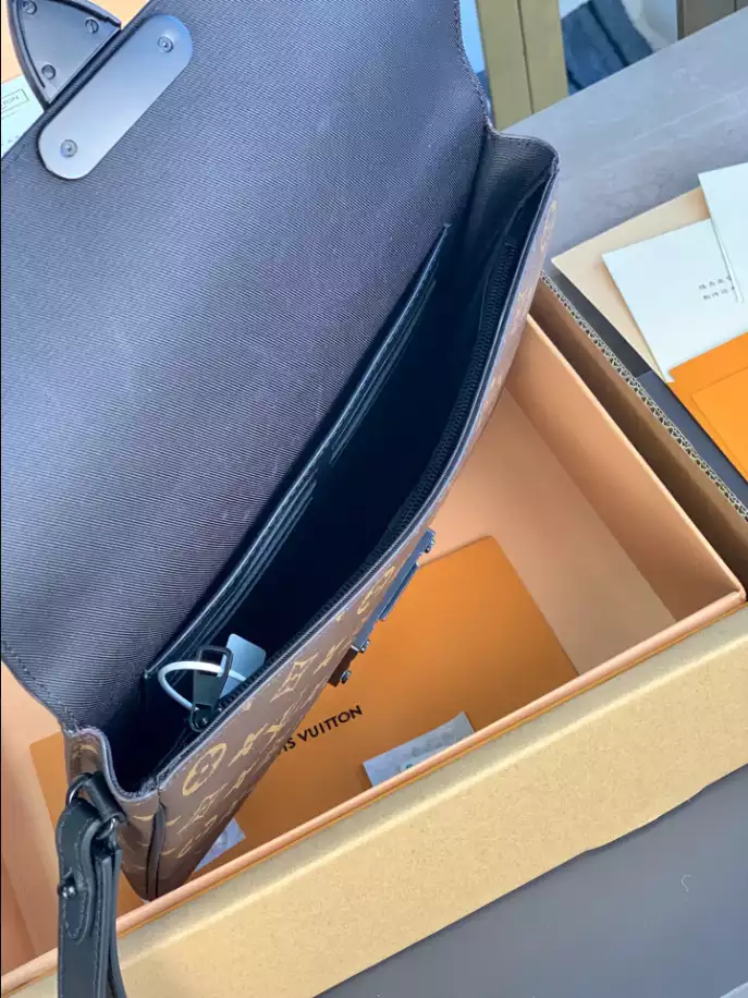 LOUIS VUITTON S LOCK A4 POUCH - LBV421