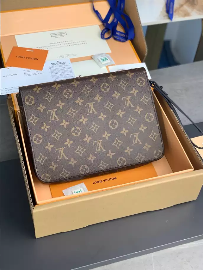 LOUIS VUITTON S LOCK A4 POUCH - LBV421