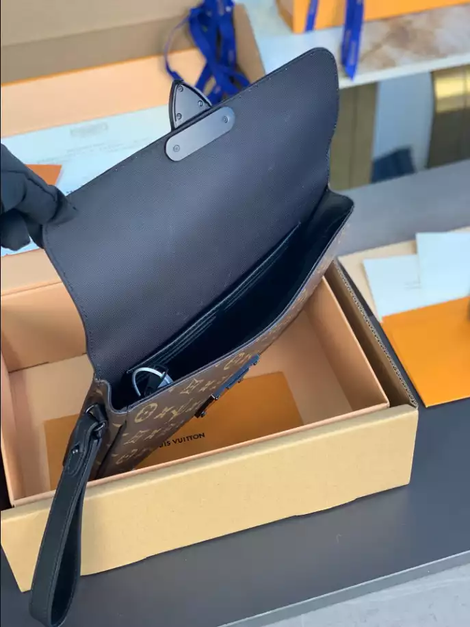 LOUIS VUITTON S LOCK A4 POUCH - LBV421