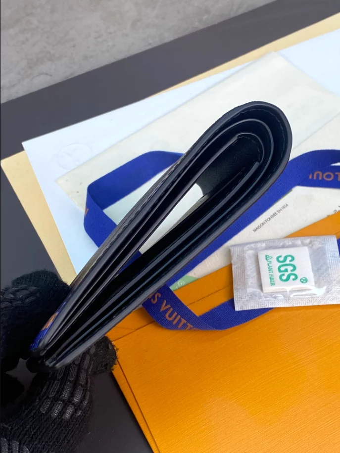 LOUIS VUITTON SLENDER WALLET - LBV399