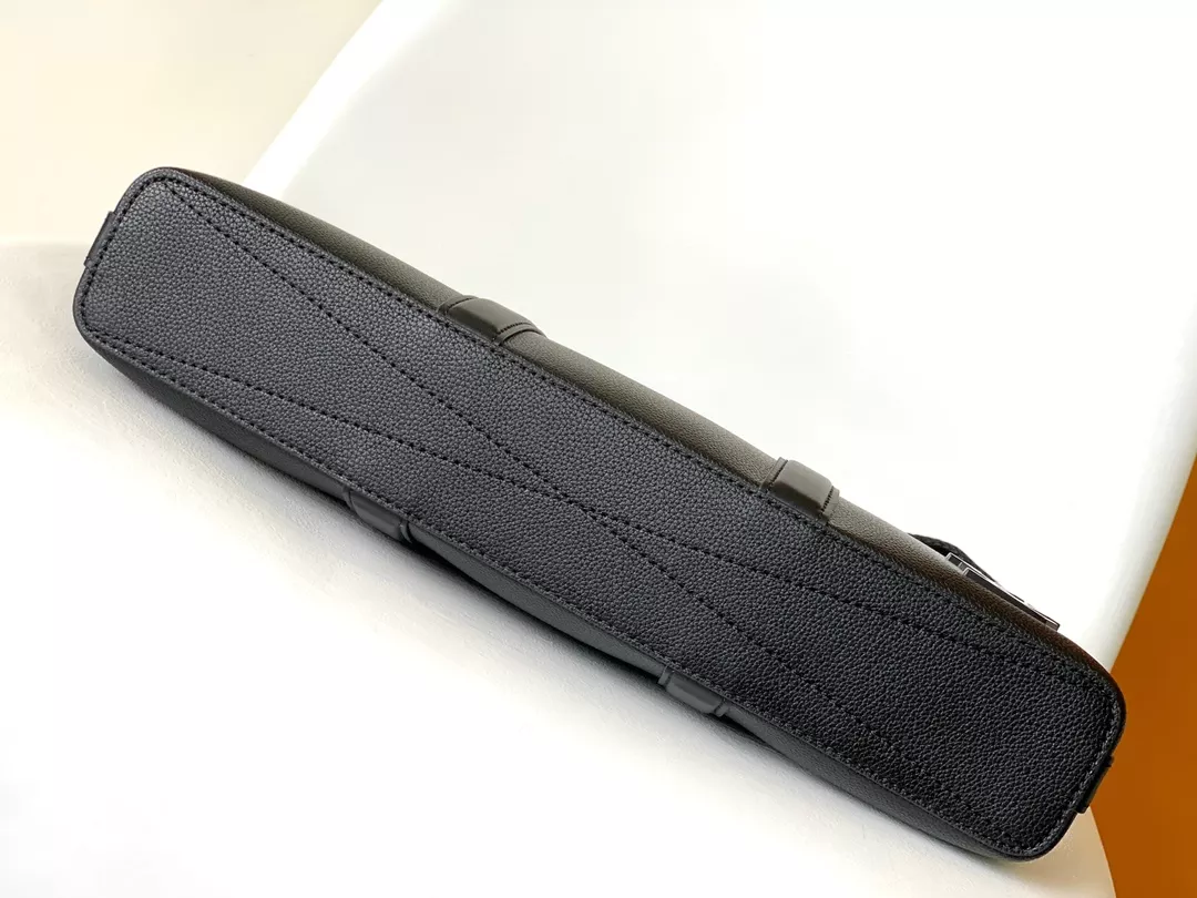 LOUIS VUITTON TAKEOFF BRIEFCASE - LBV394