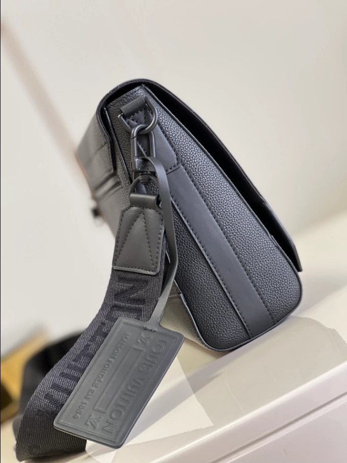 LOUIS VUITTON TAKEOFF MESSENGER - LBV411