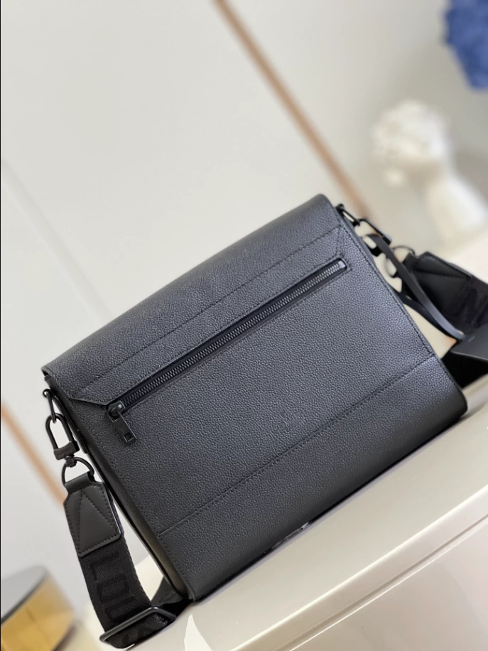 LOUIS VUITTON TAKEOFF MESSENGER - LBV411