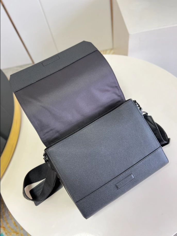 LOUIS VUITTON TAKEOFF MESSENGER - LBV411