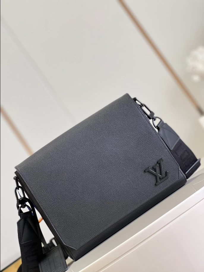 LOUIS VUITTON TAKEOFF MESSENGER - LBV411