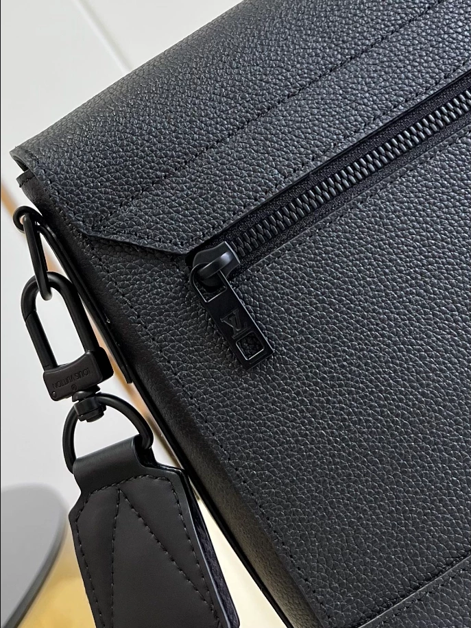 LOUIS VUITTON TAKEOFF MESSENGER - LBV411