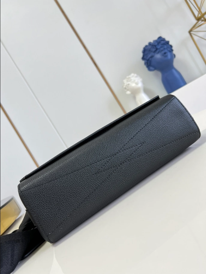 LOUIS VUITTON TAKEOFF MESSENGER - LBV411