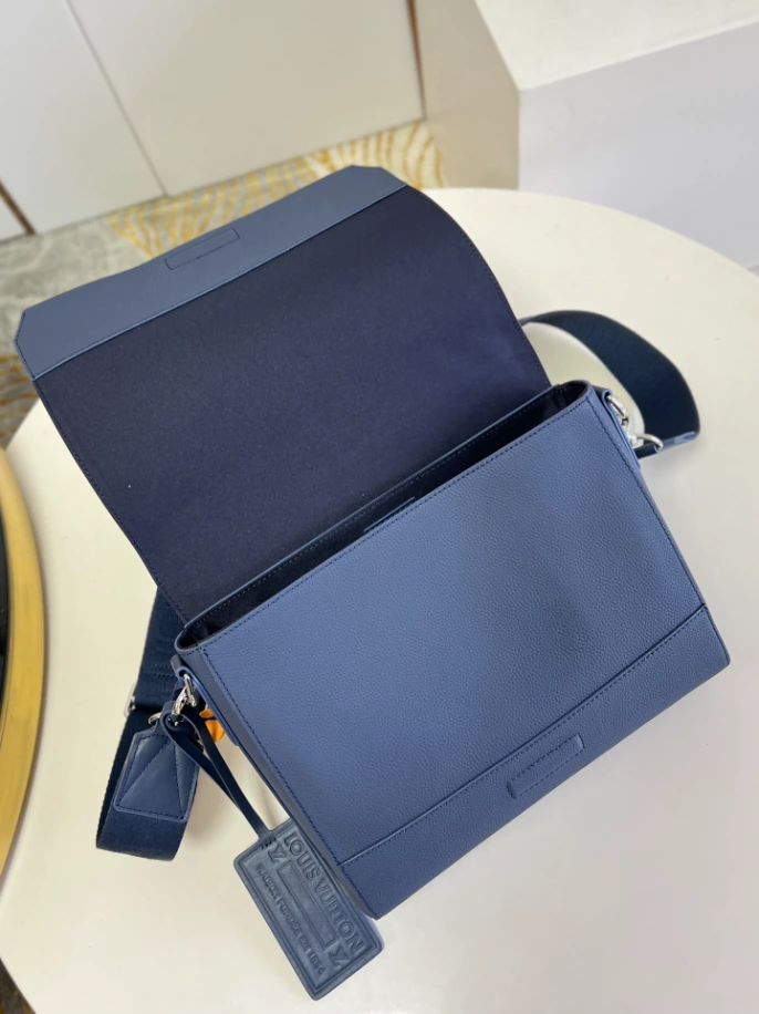 LOUIS VUITTON TAKEOFF MESSENGER - LBV412