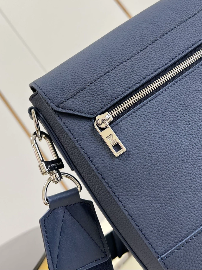 LOUIS VUITTON TAKEOFF MESSENGER - LBV412