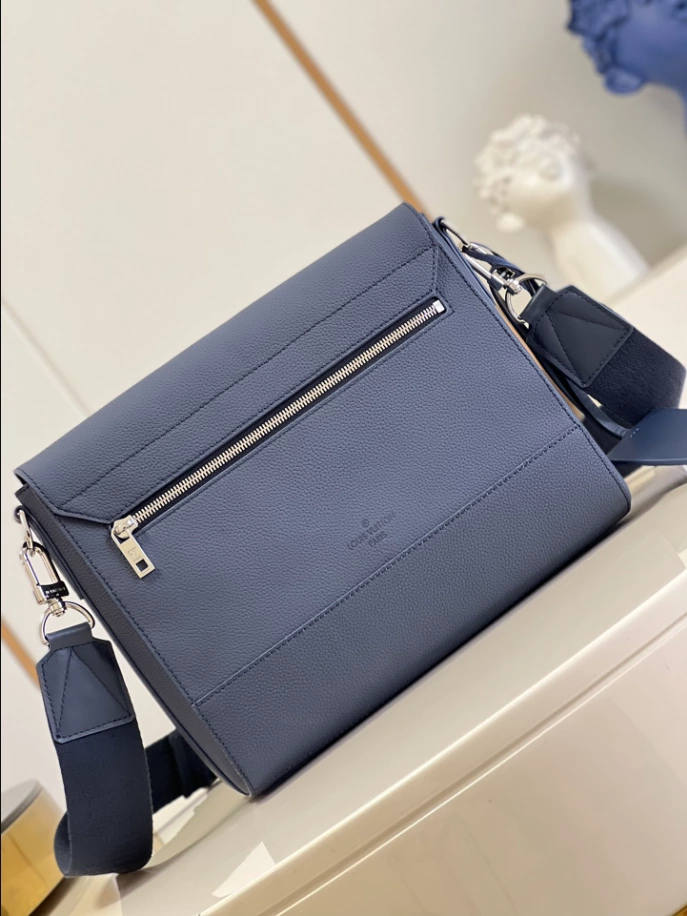 LOUIS VUITTON TAKEOFF MESSENGER - LBV412