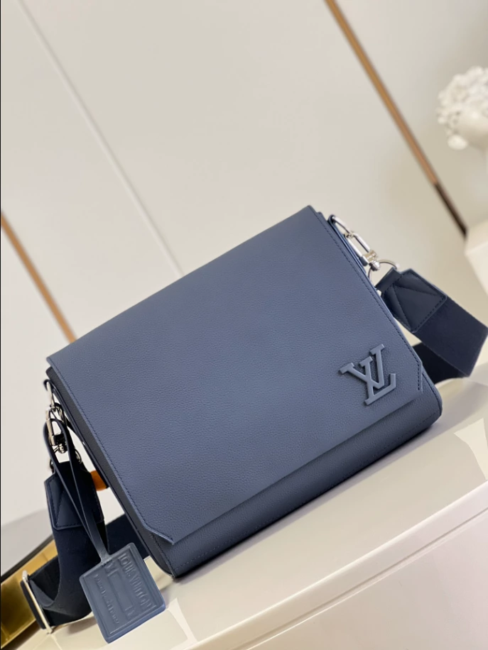 LOUIS VUITTON TAKEOFF MESSENGER - LBV412