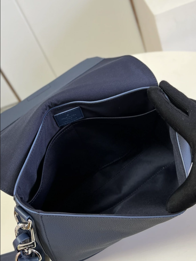 LOUIS VUITTON TAKEOFF MESSENGER - LBV412