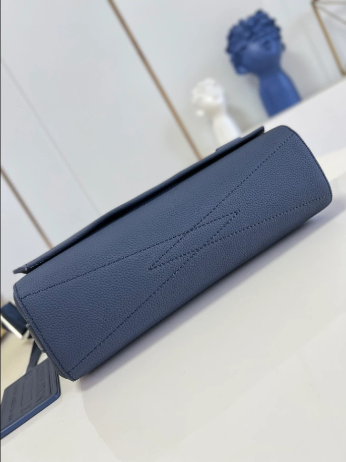 LOUIS VUITTON TAKEOFF MESSENGER - LBV412