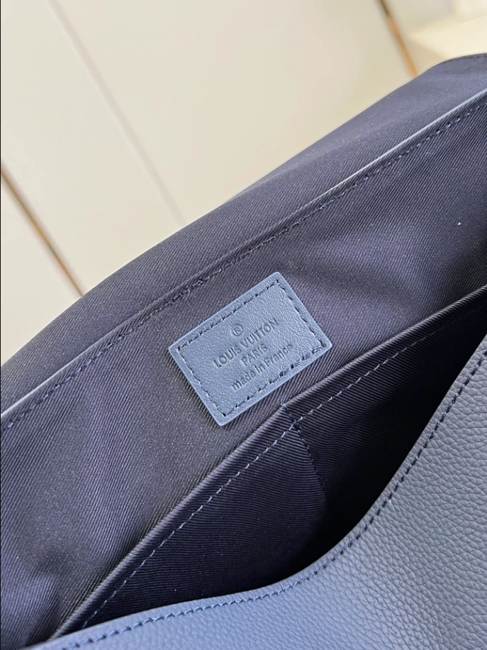 LOUIS VUITTON TAKEOFF MESSENGER - LBV412