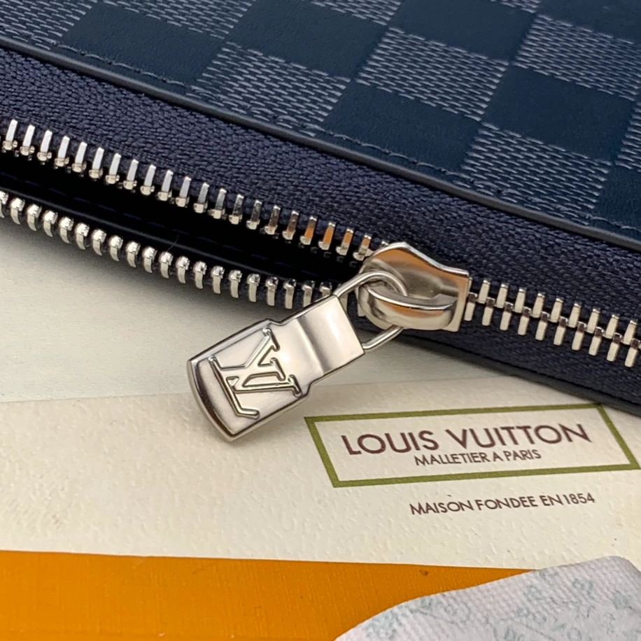 LV ZIPPY VERTICAL WALLET DAMIER INFINI LEATHER - LBV402