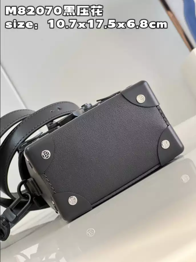 Louis Vuitton Vertical Trunk Wearable Wallet - RRG063