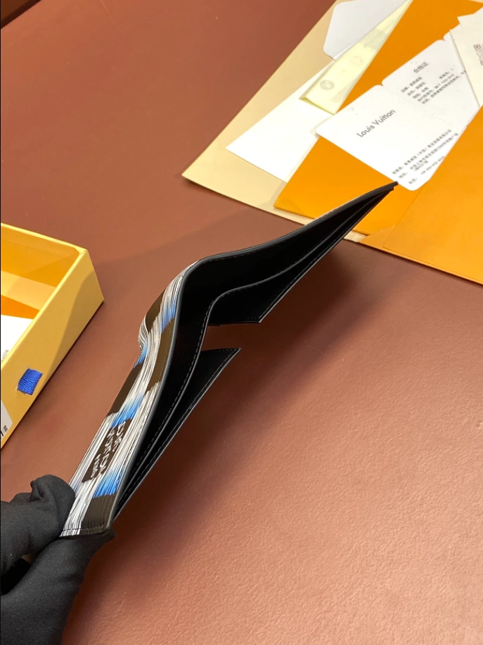 LV SLENDER WALLET - RRG081