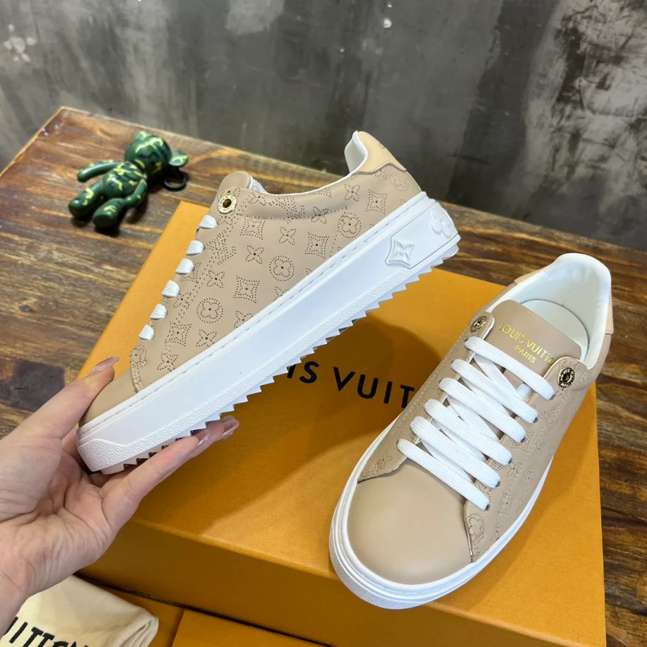 LV TIME OUT SNEAKER