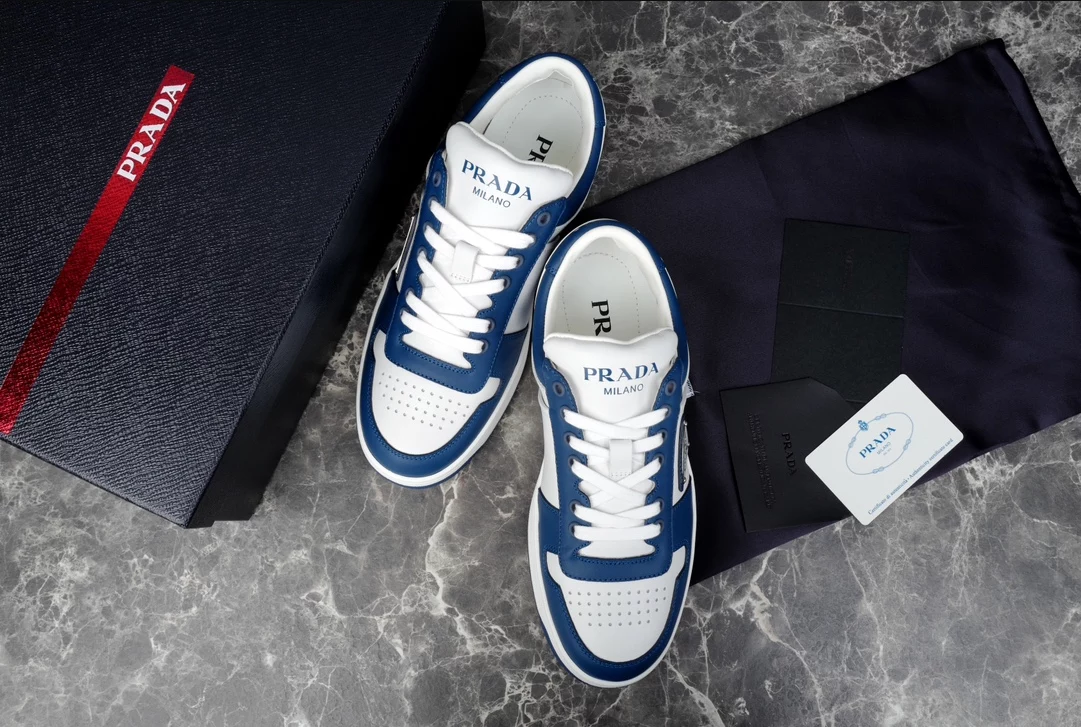 PRADA DOWNTOWN LEATHER SNEAKERS IN WHITE AND LACQUER BLUE- PRD011