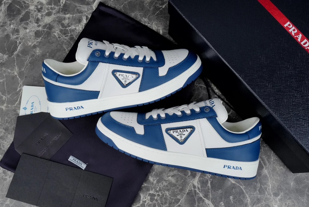 PRADA DOWNTOWN LEATHER SNEAKERS IN WHITE AND LACQUER BLUE- PRD011