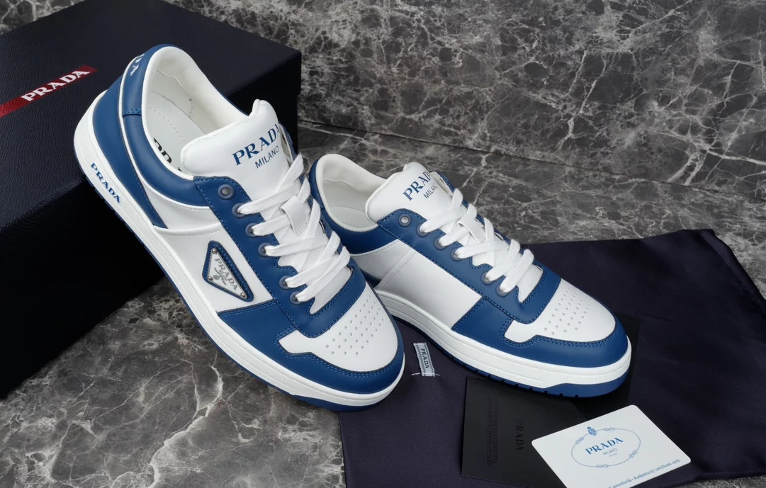PRADA DOWNTOWN LEATHER SNEAKERS IN WHITE AND LACQUER BLUE- PRD011
