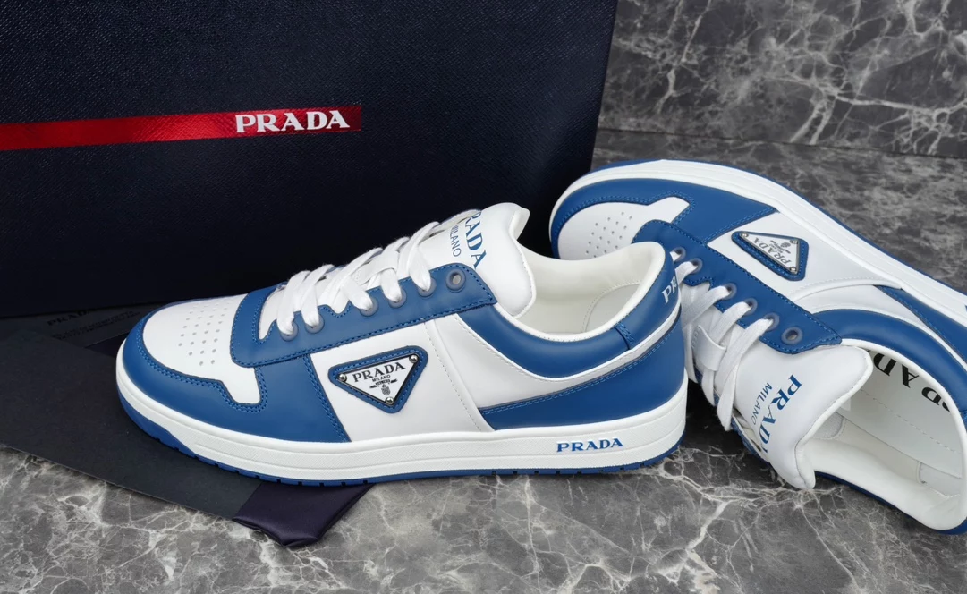 PRADA DOWNTOWN LEATHER SNEAKERS IN WHITE AND LACQUER BLUE- PRD011