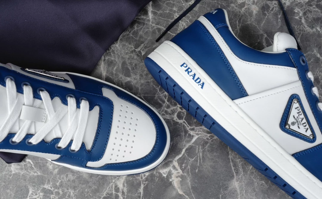 PRADA DOWNTOWN LEATHER SNEAKERS IN WHITE AND LACQUER BLUE- PRD011