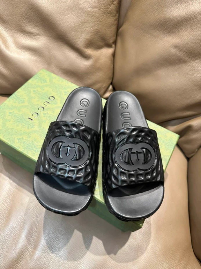 GUCCI MEN'S INTERLOCKING G SLIDE SANDAL - SDG023