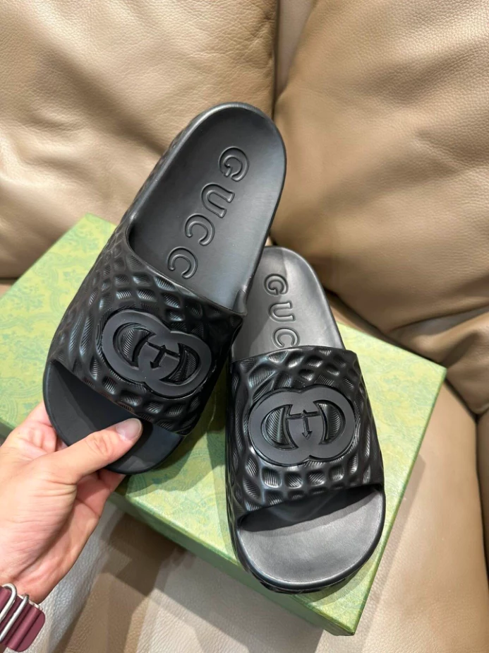 GUCCI MEN'S INTERLOCKING G SLIDE SANDAL - SDG023