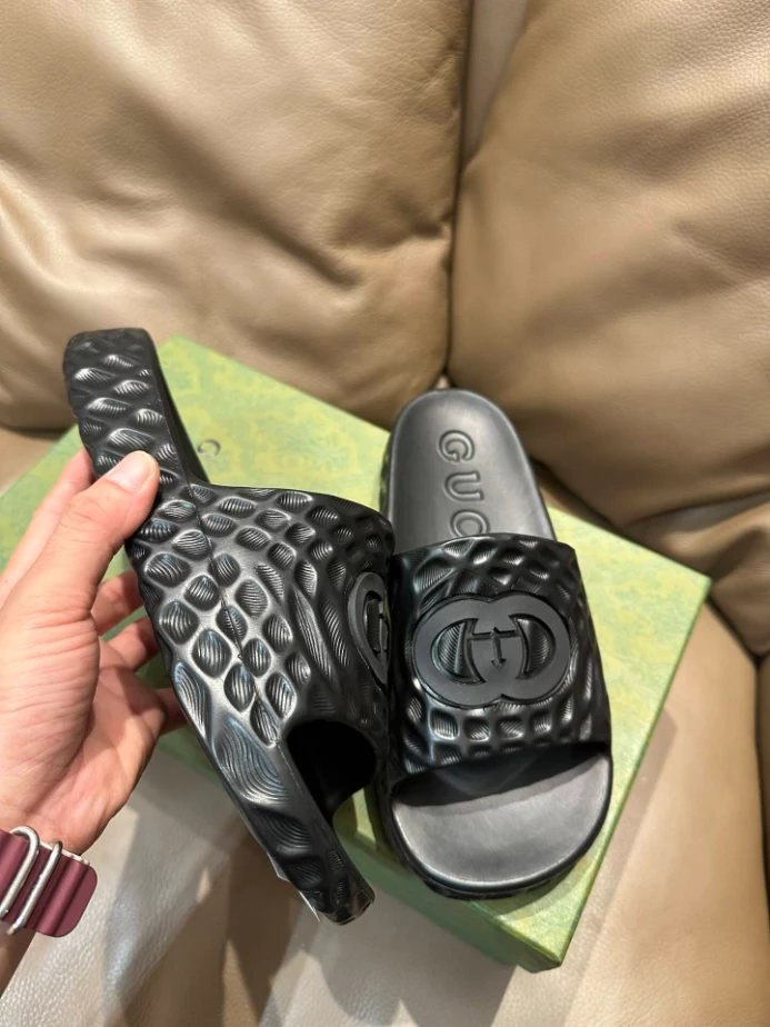 GUCCI MEN'S INTERLOCKING G SLIDE SANDAL - SDG023